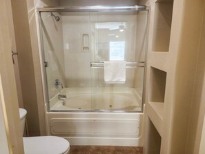 Shower, jetted bath, hair dryer, towels - Luxury Lakeside Living--Free Attraction Tickets--Beautiful Views (MJ126) (Branson)