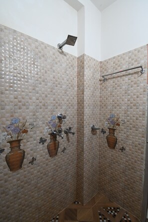 Shower, towels, soap, shampoo - RADHA KRISHNA NIWAS (Puri)