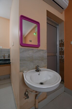 Shower, towels, soap, shampoo - RADHA KRISHNA NIWAS (Puri)