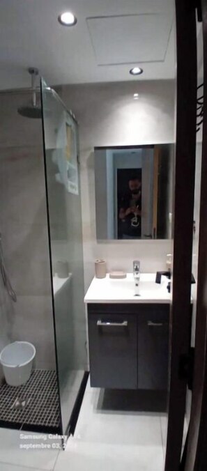 Douche, sèche-cheveux, serviettes fournies, savon