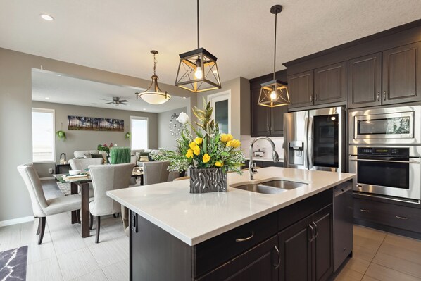 Microwave, oven, stovetop, dishwasher - Free Night/Lakefront/8min>Calgary/3 Kings/Fire Pit (Chestermere)