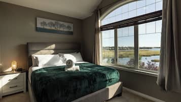 5 bedrooms, desk, iron/ironing board, WiFi