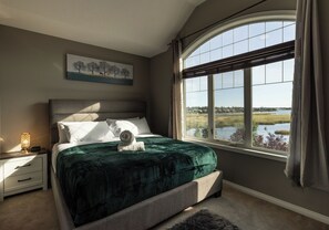 5 bedrooms, desk, iron/ironing board, WiFi - Free Night/Lakefront/8min>Calgary/3 Kings/Fire Pit (Chestermere)
