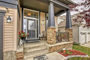 Exterior detail - Free Night/Lakefront/8min>Calgary/3 Kings/Fire Pit (Chestermere)