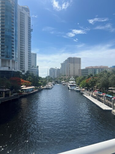 Cozy 1-bedroom condo with WiFi, fitness room in beautiful Fort Lauderdale