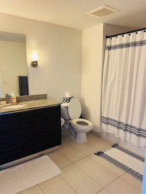 Secador de pelo, toallas, jabón y papel higiénico