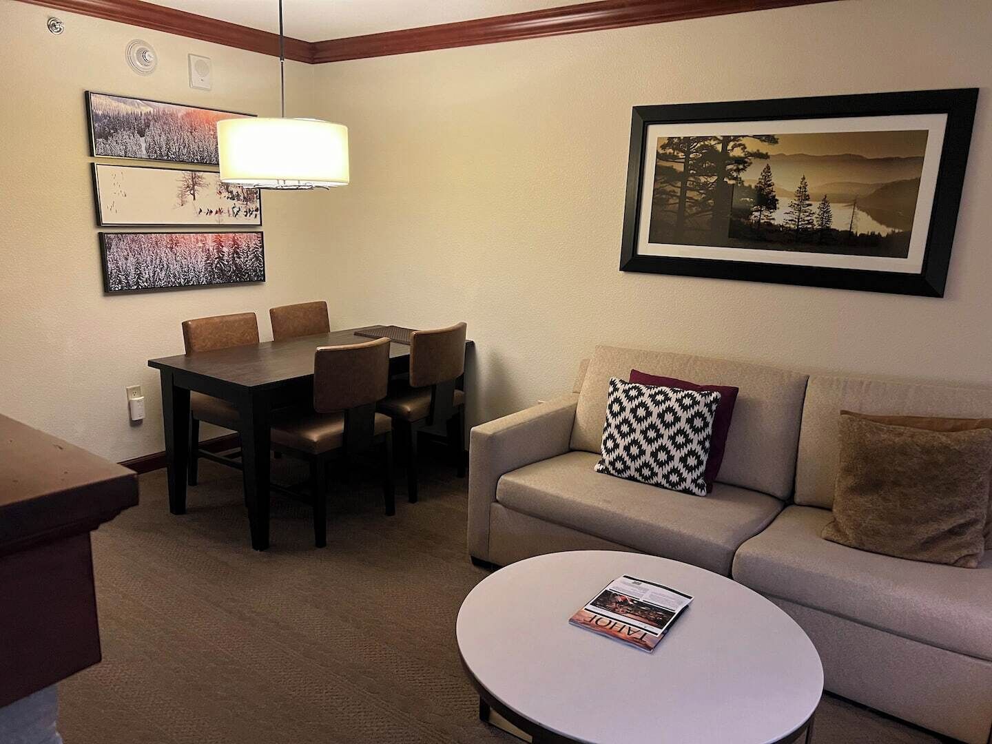 Een televisie en een open haard