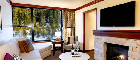 Een televisie en een open haard