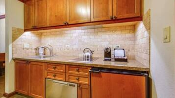 Fridge, microwave, dishwasher, coffee/tea maker