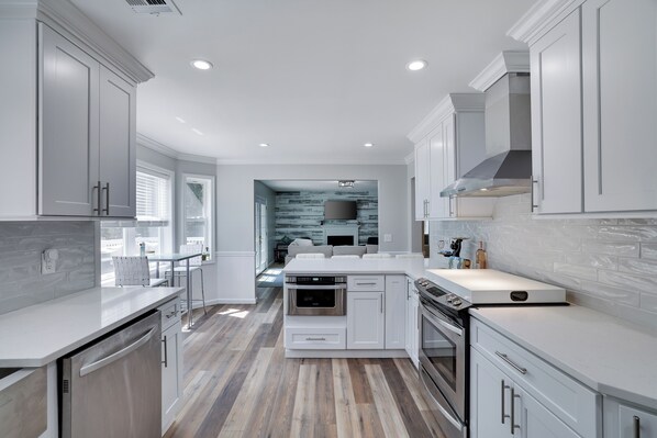 冰箱、微波炉、烤箱、炉灶