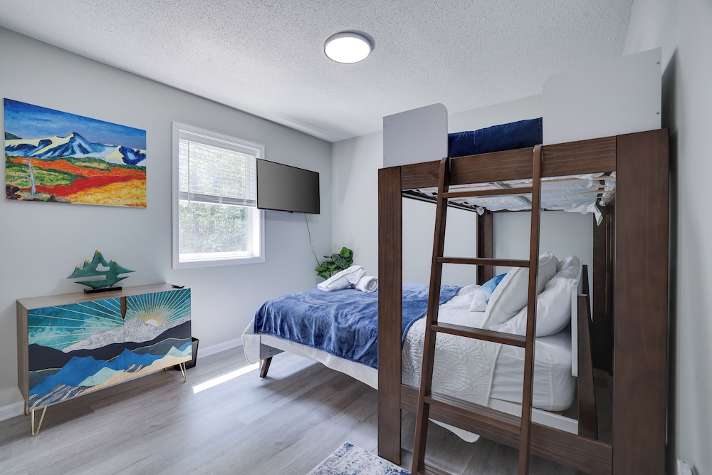 Luxury Cozy Poconos Retreat Hot tub and Game room. Close to major