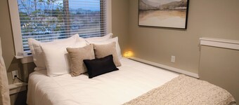 New 1 bedroom daylight apartment between Lake Chelan and Wenatchee