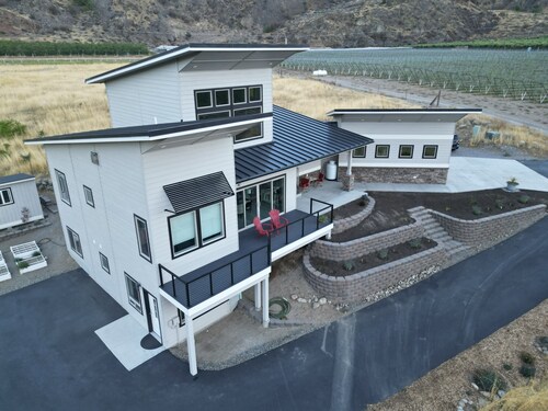 New 1 bedroom daylight apartment between Lake Chelan and Wenatchee