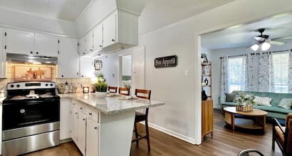 Newly Renovated Charming 3-bedroom house in Marksville - Sleeps 10
