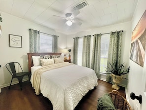 3 bedrooms, desk, iron/ironing board, travel cot - Newly Renovated Charming 3-bedroom house in Marksville - Sleeps 10 (Marksville)