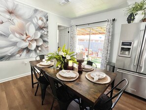 Dining - Newly Renovated Charming 3-bedroom house in Marksville - Sleeps 10 (Marksville)