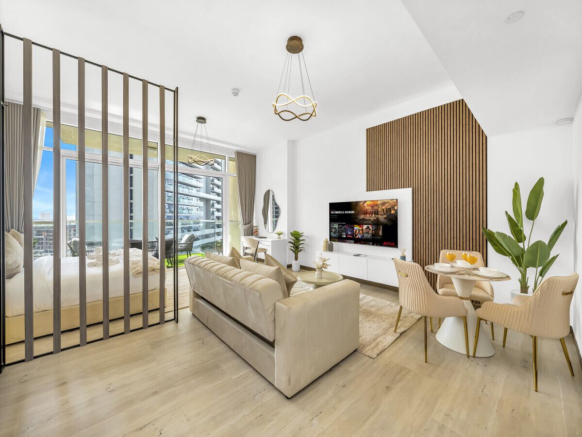 1 chambre, bureau, fer et planche à repasser, lit parapluie