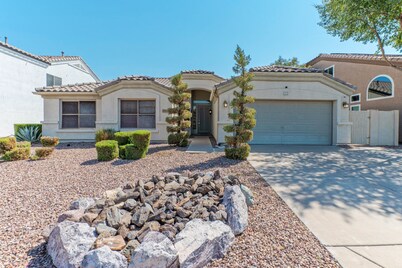 Covered Patio, Lava Rock Gas Fire Pit, Near Spring Training, Golf, Hiking & Biking; 30 Day Min