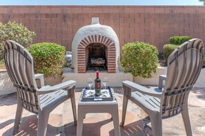 Terrace/patio - Covered Patio, Lava Rock Gas Fire Pit, Near Spring Training, Golf, Hiking & Biking; 30 Day Min Stay (Gilbert)