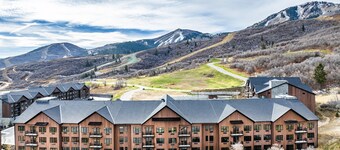 Lux studio, hot tub, king bed, views, gym, DeerVly