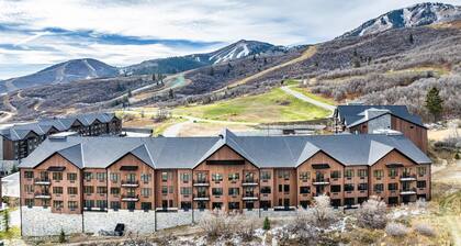 Lux studio, hot tub, king bed, views, gym, DeerVly