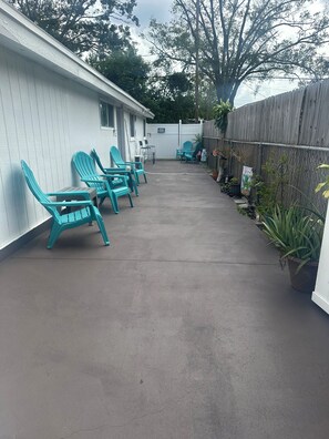 Terrace/patio - Cozy studio Tiny Nests in Tampa with WiFi, AC Family friendly-.Pet-Friendly (Tampa)