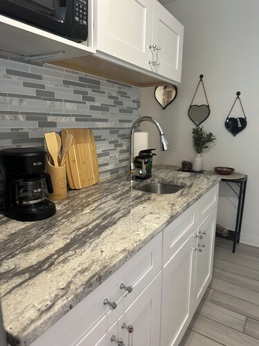 Cozy studio Tiny Nests in Tampa with WiFi, AC Family friendly-.Pet-Friendly 