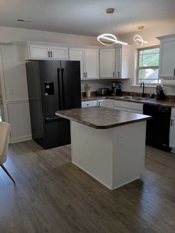 Private kitchen - 3-bedroom house in welcoming Spartanburg with WiFi, AC (Spartanburg)