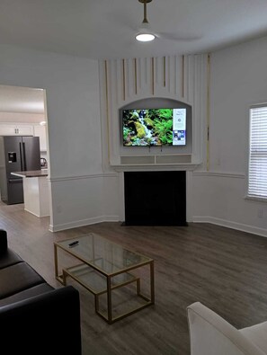 Interior - 3-bedroom house in welcoming Spartanburg with WiFi, AC (Spartanburg)