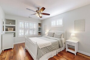 4 bedrooms, desk, iron/ironing board, free WiFi - Updated and Well Stocked Albuquerque Home in a Lovely and Quiet Neighborhood! (Albuquerque)