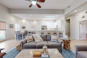 Smart TV, books - Updated and Well Stocked Albuquerque Home in a Lovely and Quiet Neighborhood! (Albuquerque)