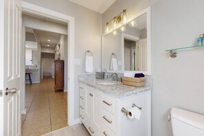 Secador de pelo, toallas, jabón y champú