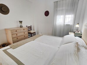 1 slaapkamer, een strijkplank/strijkijzer, gratis wifi, beddengoed