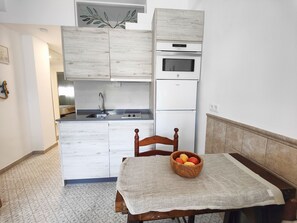 Een koelkast, een magnetron, een oven, een koffiezetapparaat/waterkoker