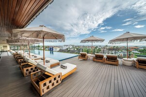 Una piscina al aire libre