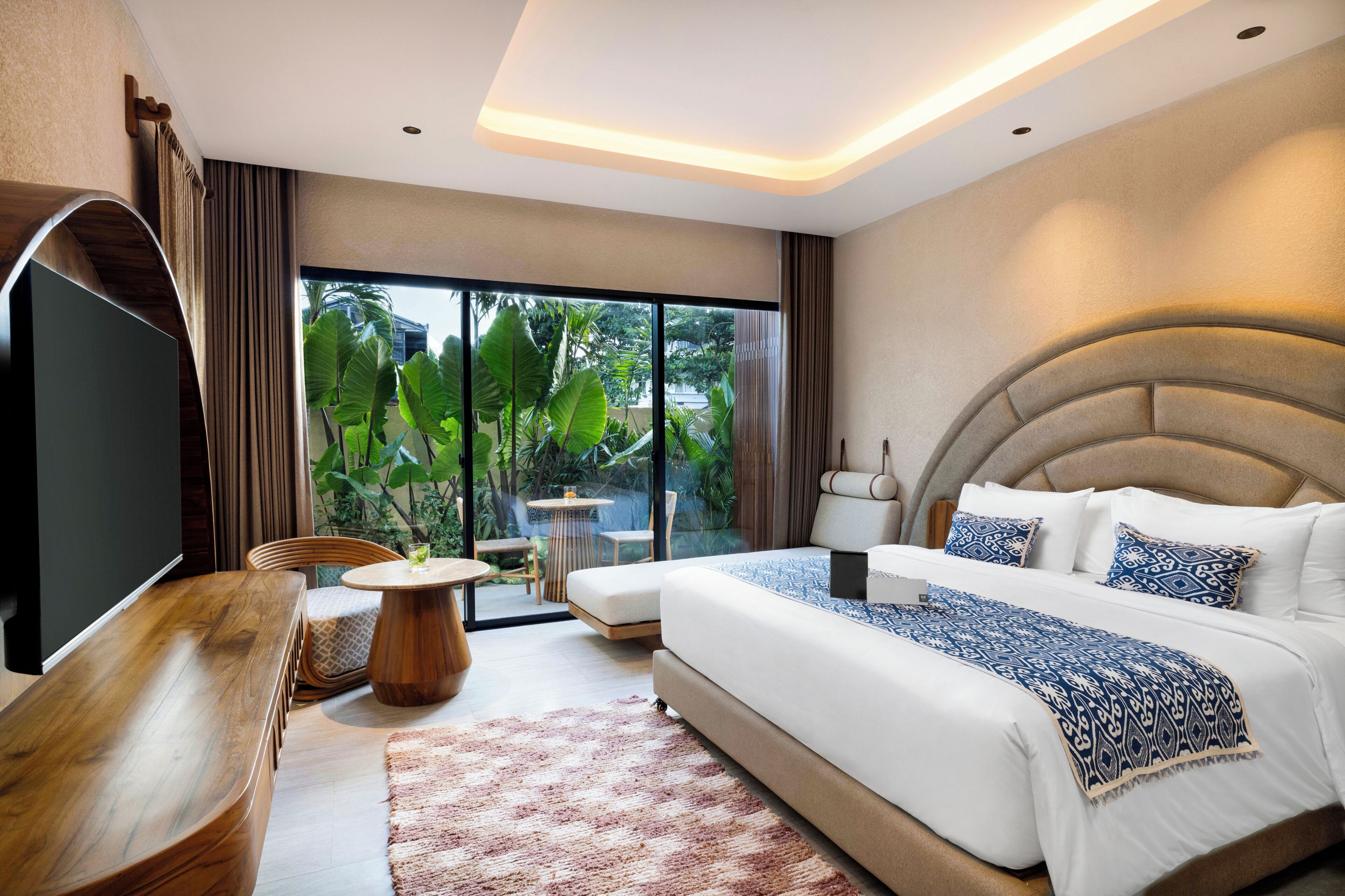 Premium bedding, minibar, desk, WiFi (free)