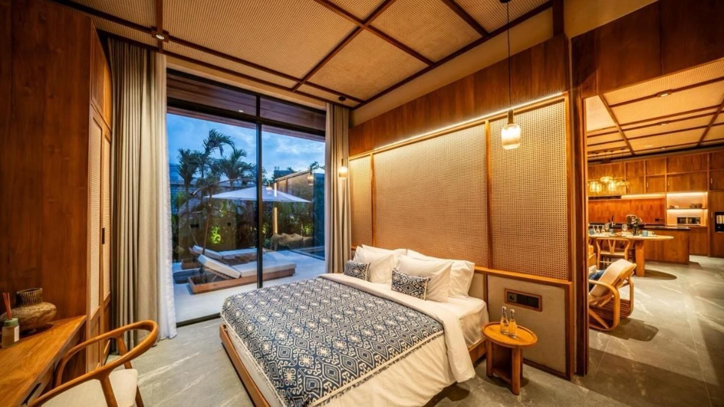 Premium bedding, minibar, desk, WiFi (free)