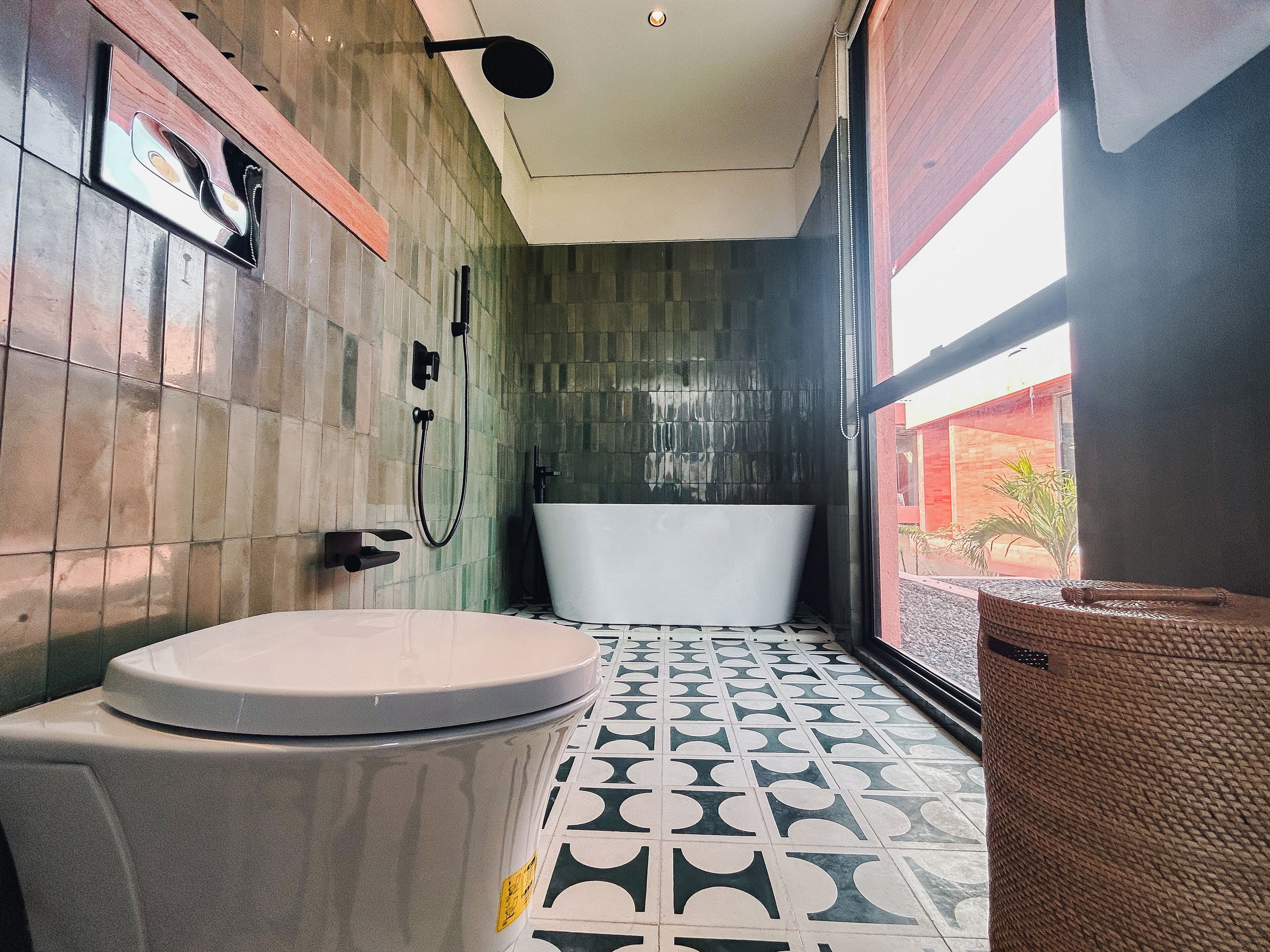 Un baño moderno con inodoro, bañera y ducha.