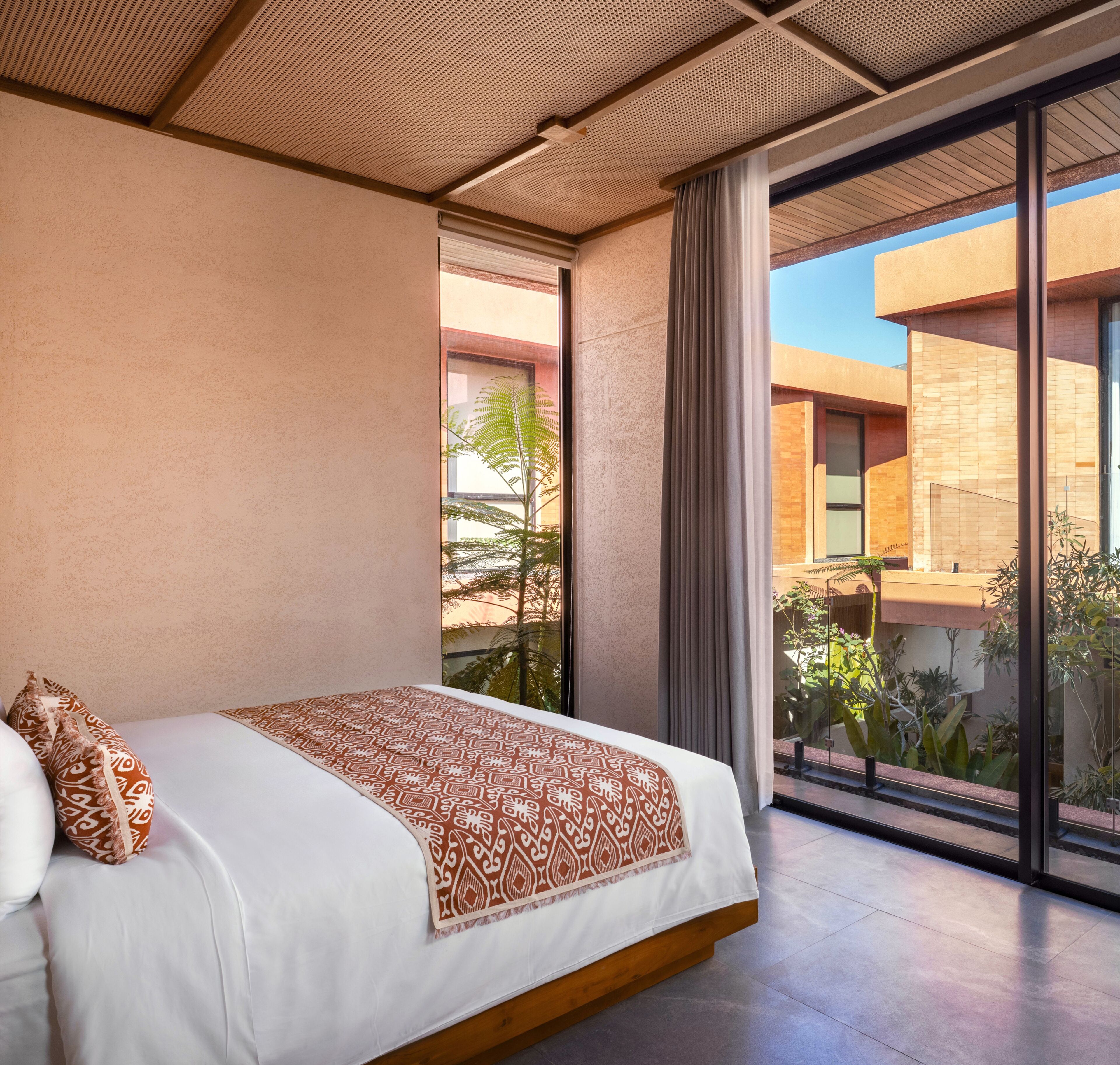 Premium bedding, minibar, desk, WiFi (free)