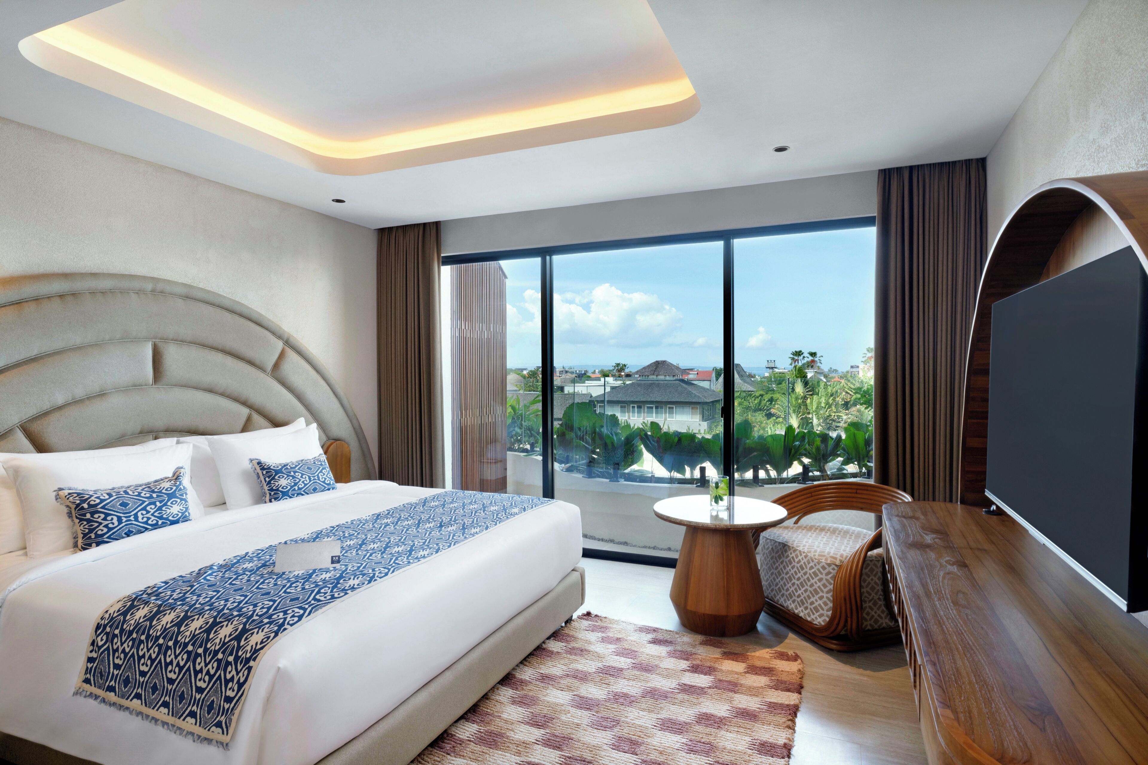 Premium bedding, minibar, desk, WiFi (free)
