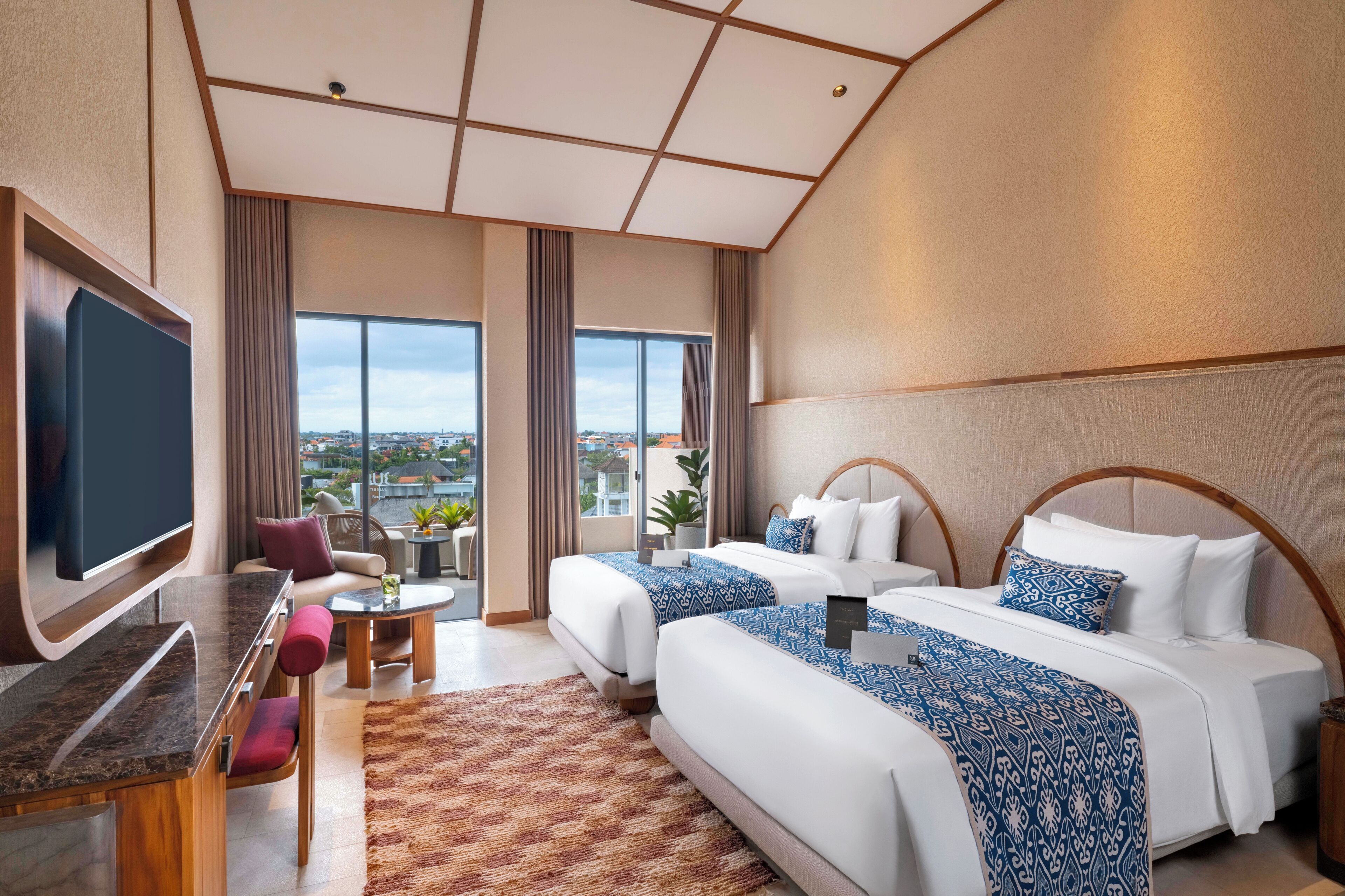 Premium bedding, minibar, desk, WiFi (free)