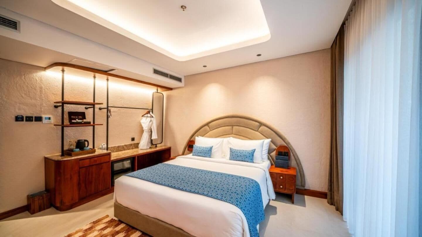 Premium bedding, minibar, desk, WiFi (free)