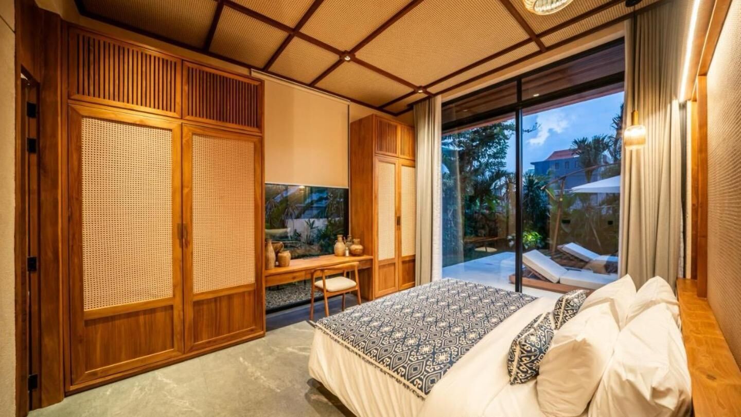 Premium bedding, minibar, desk, WiFi (free)