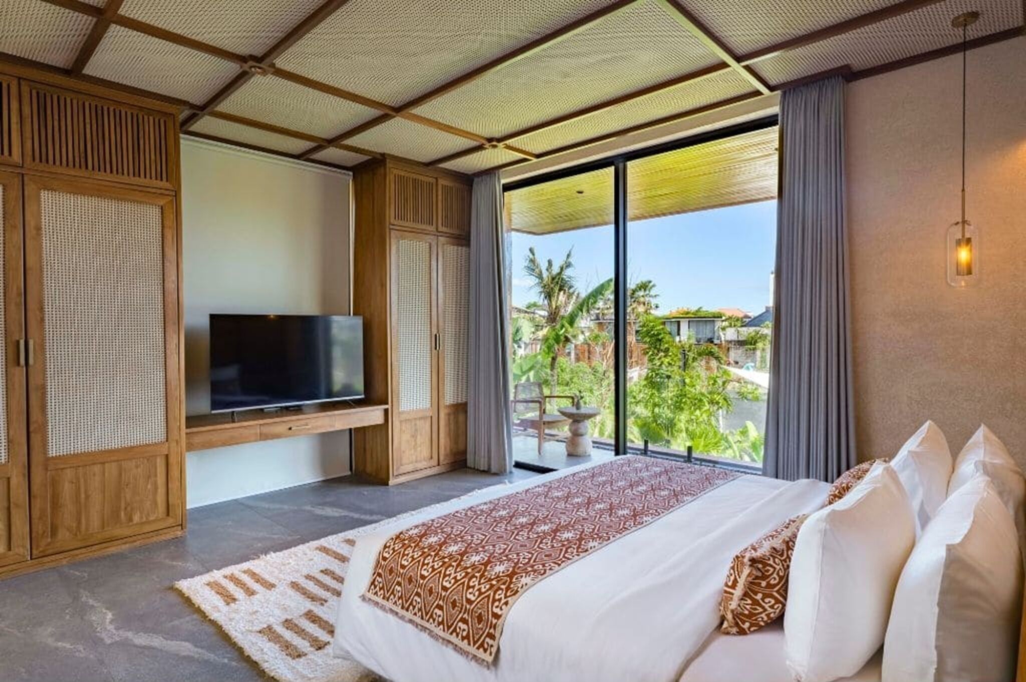 Premium bedding, minibar, desk, WiFi (free)