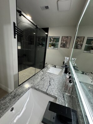 Dusche, Haartrockner, Handtücher, Seife