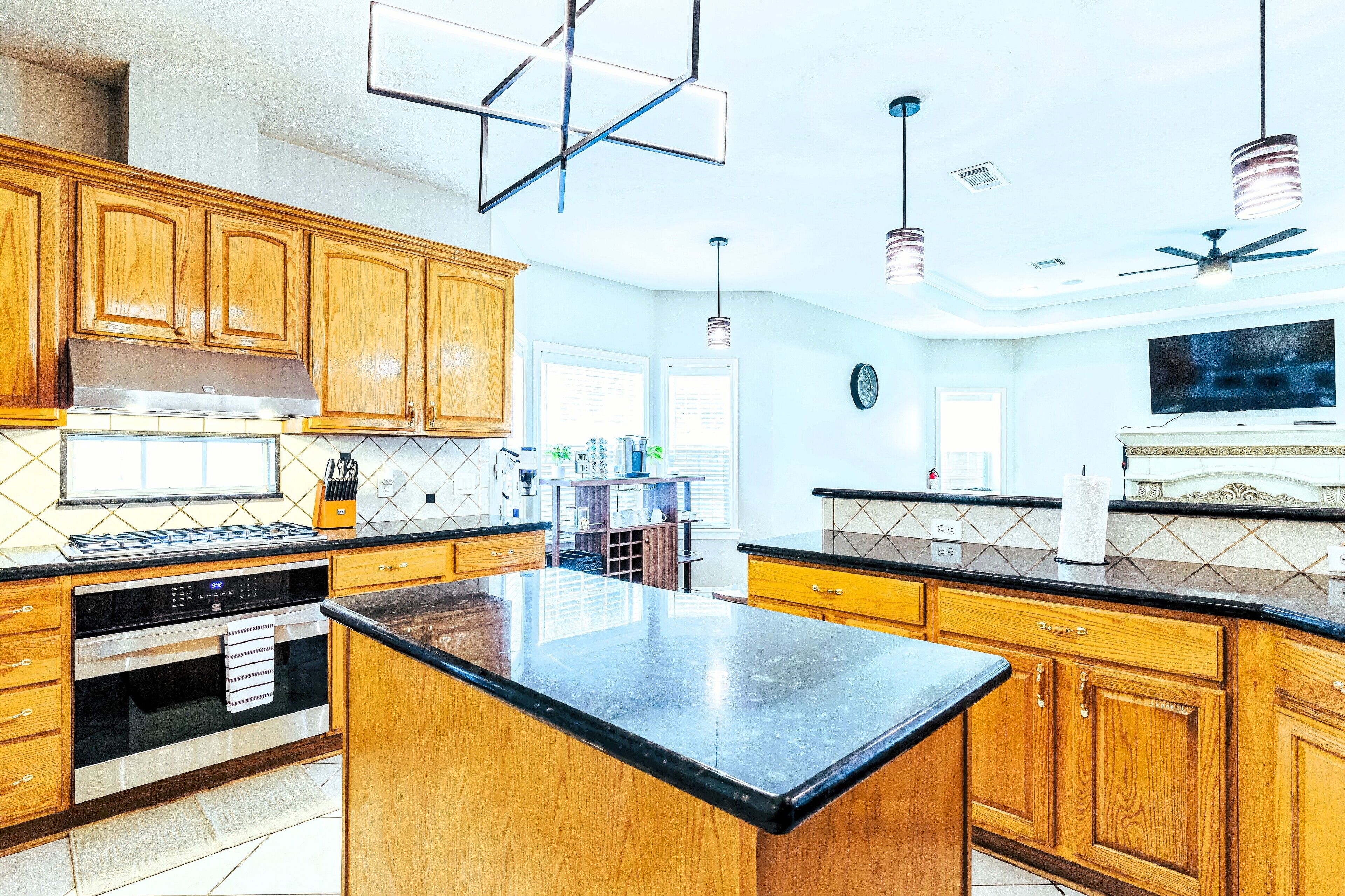 冷蔵庫、電子レンジ、オーブン、コンロ