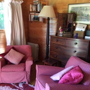 TV - Sleeps2- WiFi - Walkers Paradise - South Facing (Wells)