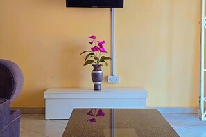 Interior - Apt - Sleeps 2 - Parking - Pets Ok (Kampala)