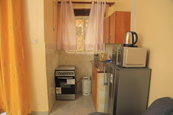 Kjøleskap, mikrobølgeovn, ovn og kokeplater