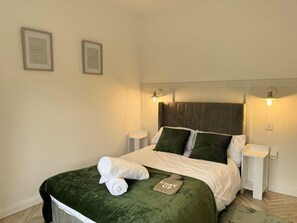 2 chambres, fer et planche à repasser, Wi-Fi, draps fournis